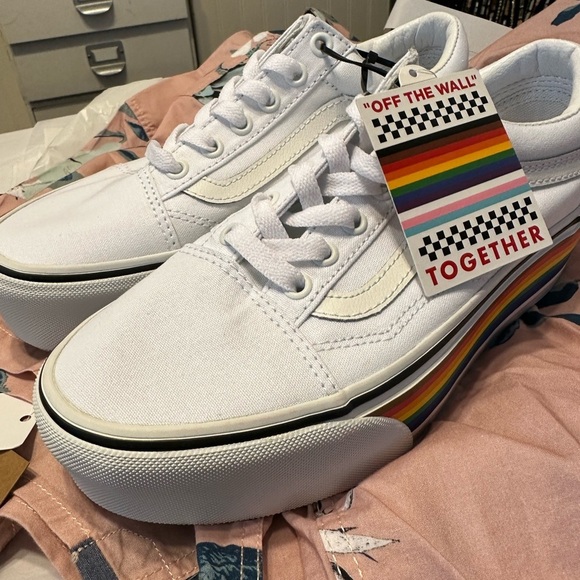 #38❤️ BNWT VANS PRIDE PLATFORM SNEAKERS - Picture 3 of 8